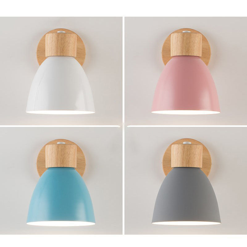 Wandlamp met houten bevestiging en metalen kegelvormige kap