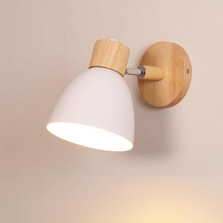 Wandlamp met houten bevestiging en metalen kegelvormige kap