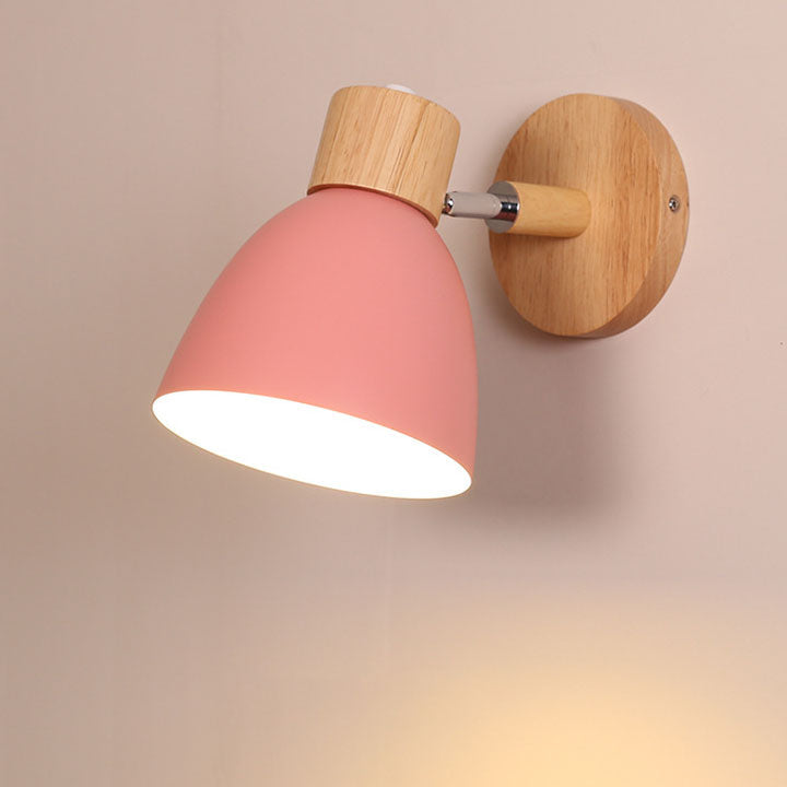 Wandlamp met houten bevestiging en metalen kegelvormige kap
