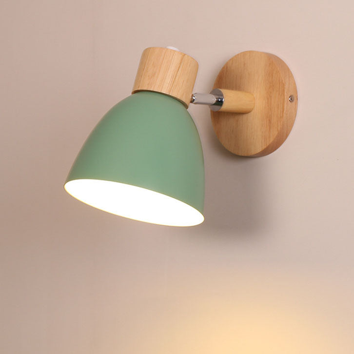 Wandlamp met houten bevestiging en metalen kegelvormige kap