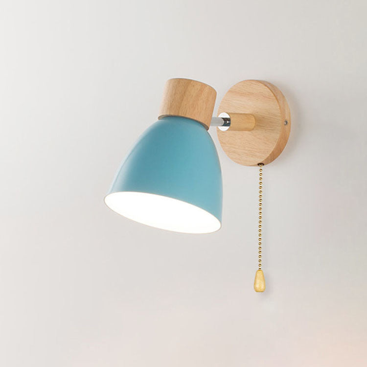 Wandlamp met houten bevestiging en metalen kegelvormige kap