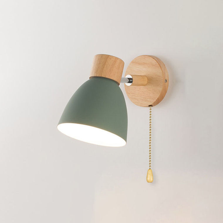 Wandlamp met houten bevestiging en metalen kegelvormige kap
