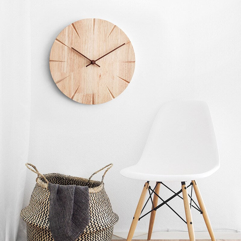 Horloge murale analogique scandinave en bois massif avec repères horaires sculptés