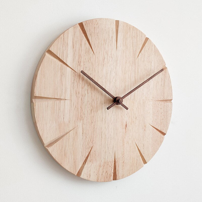 Horloge murale analogique scandinave en bois massif avec repères horaires sculptés