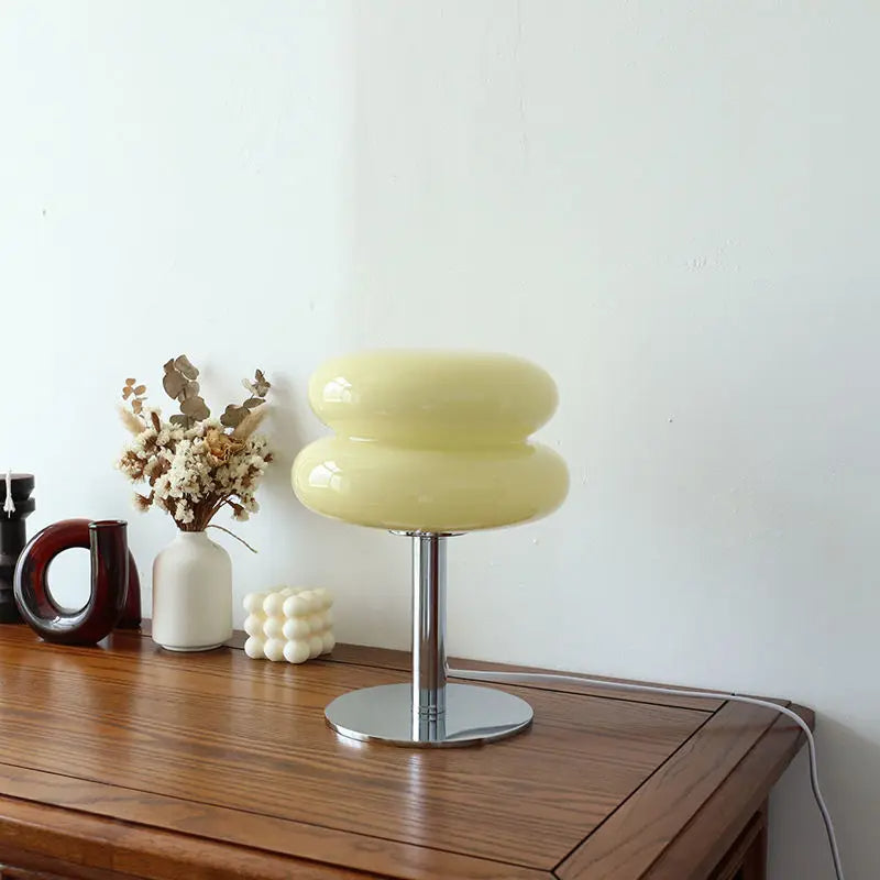Moderne bureaulamp met gestapelde ronde kap en metalen standaard