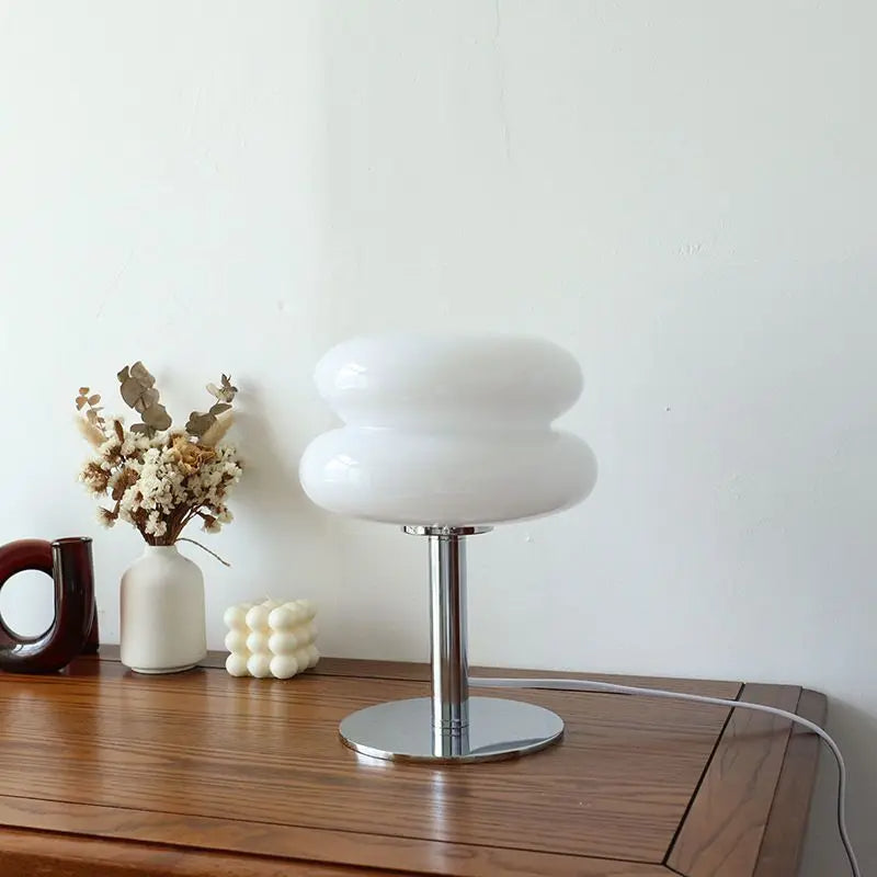 Moderne bureaulamp met gestapelde ronde kap en metalen standaard