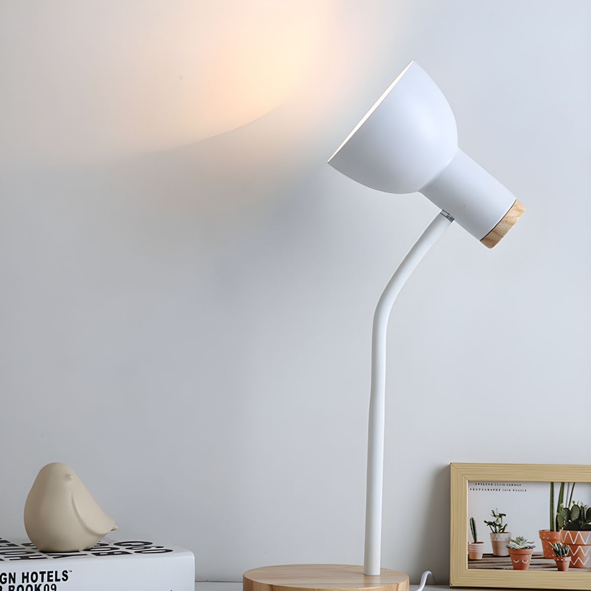 Lampe de table nordique avec base en bois et abat-jour réglable