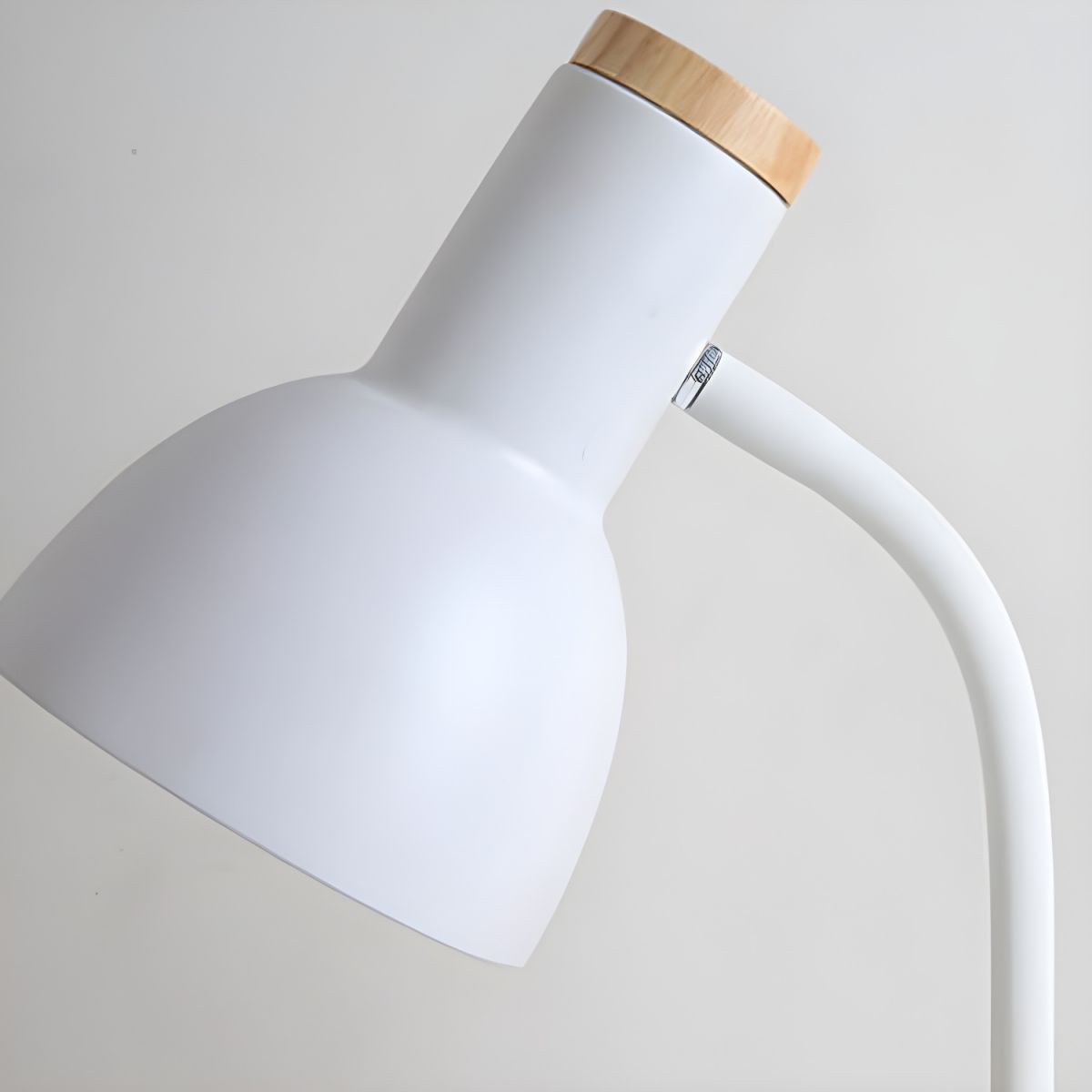 Lampe de table nordique avec base en bois et abat-jour réglable