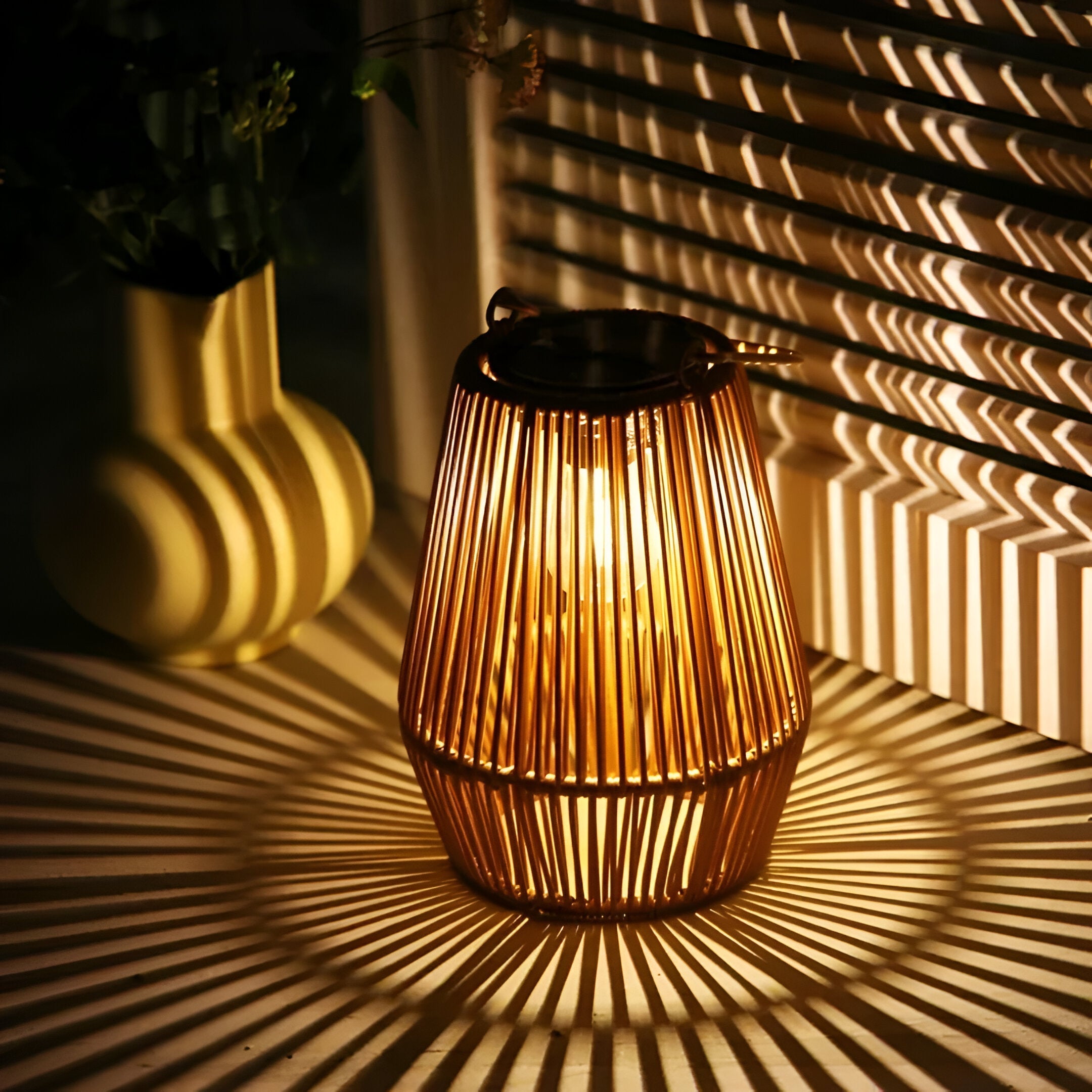 Buitenlamp op zonne-energie met geweven bamboe ontwerp