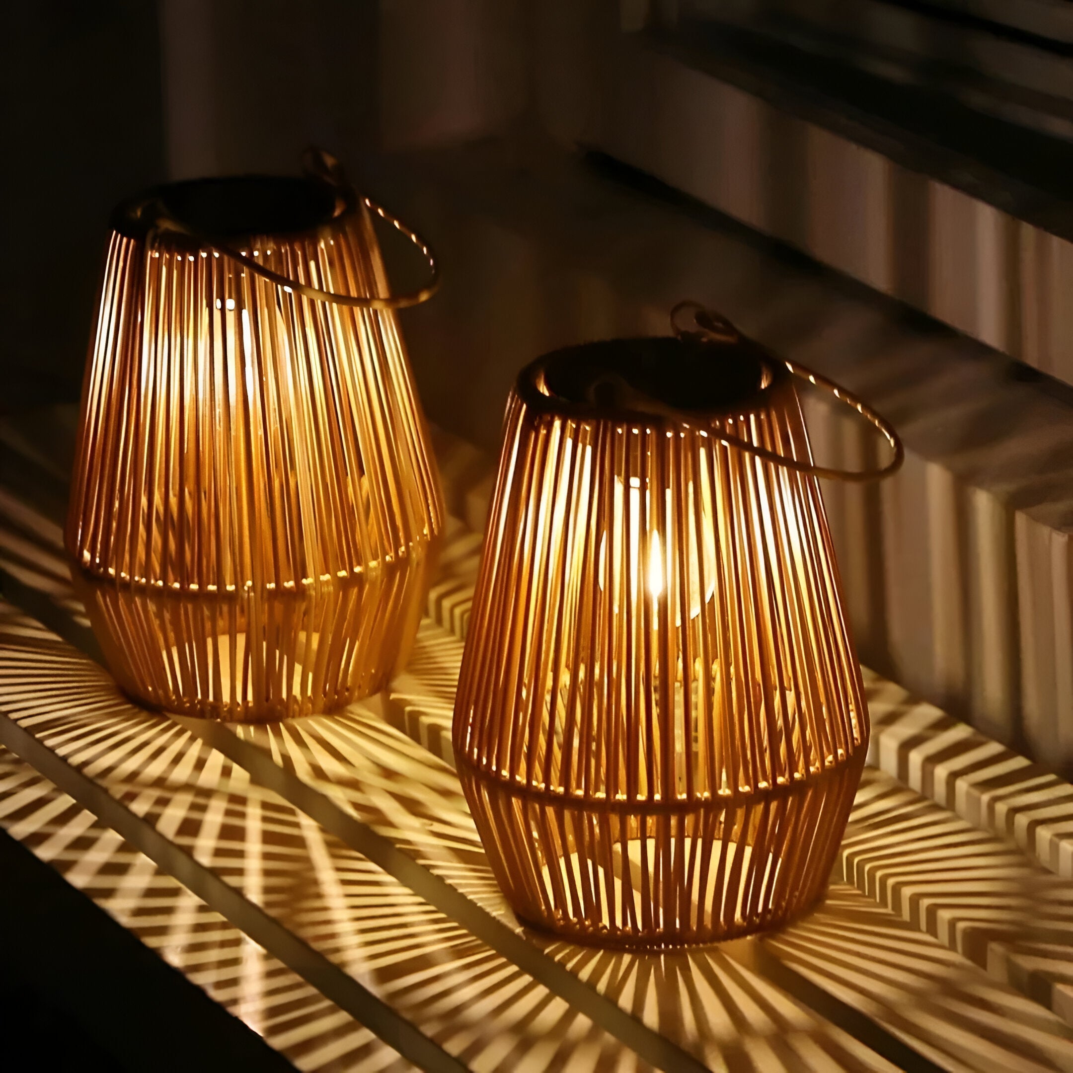 Buitenlamp op zonne-energie met geweven bamboe ontwerp
