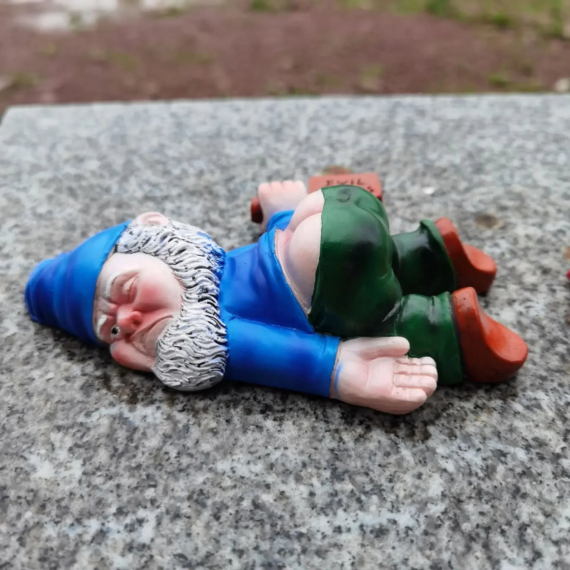 Liggende Tuin Gnoom Standbeeld met Hoed en Fles