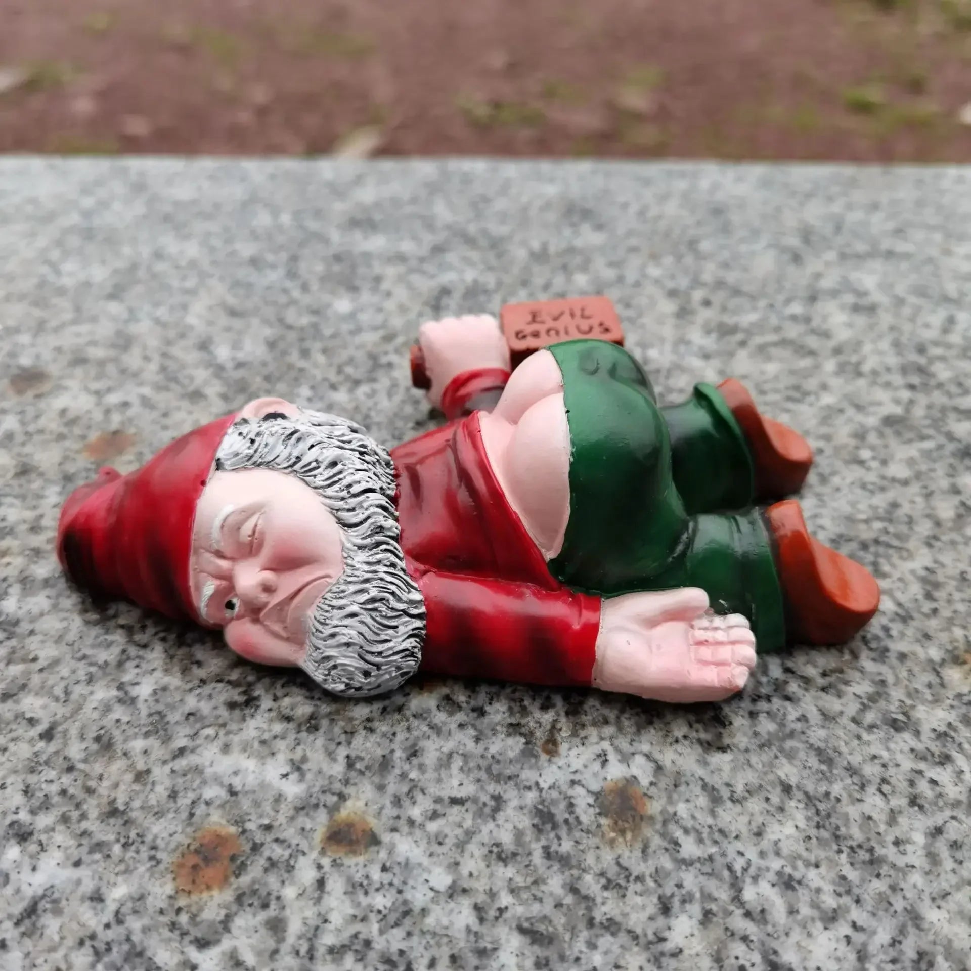 Liggende Tuin Gnoom Standbeeld met Hoed en Fles