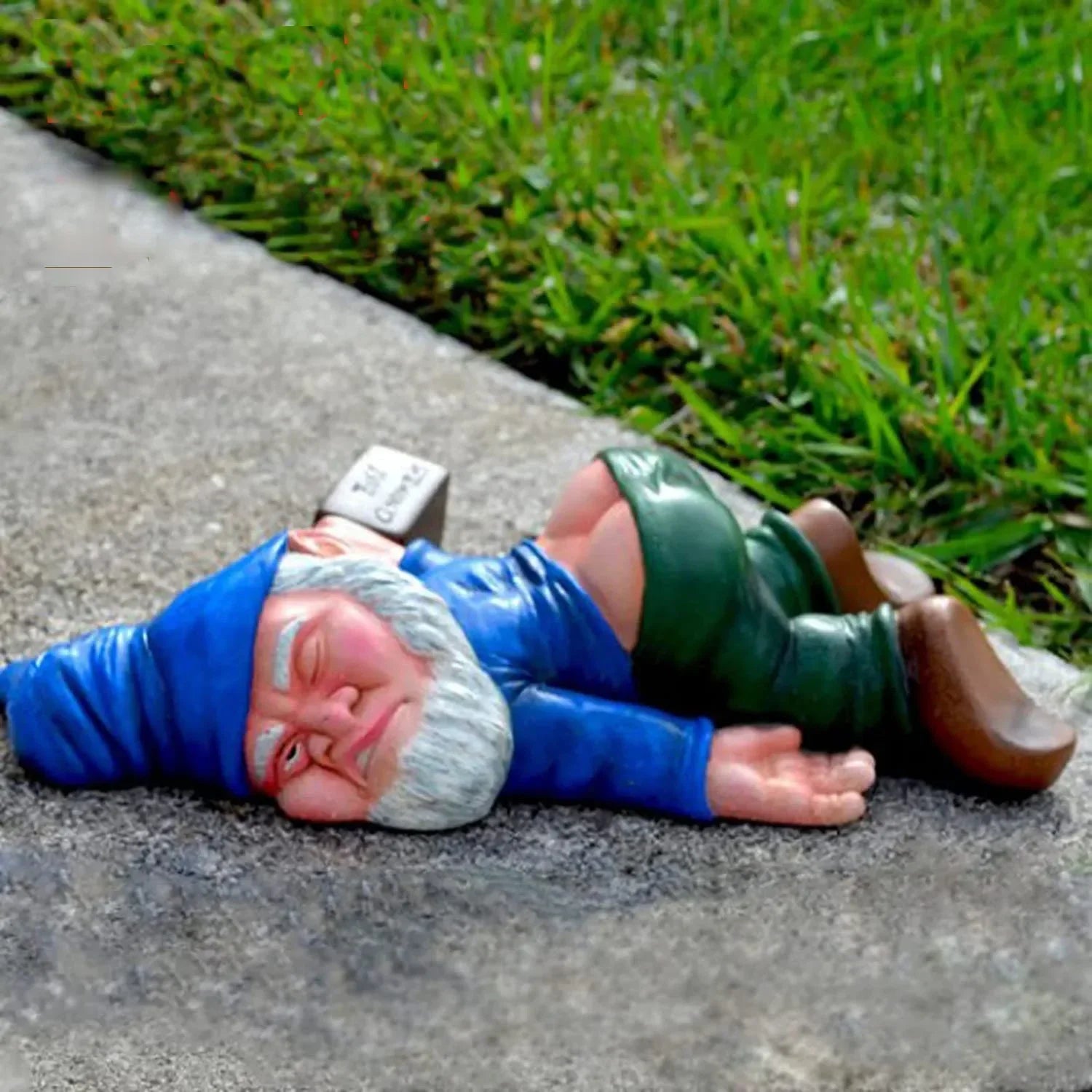 Liggende Tuin Gnoom Standbeeld met Hoed en Fles