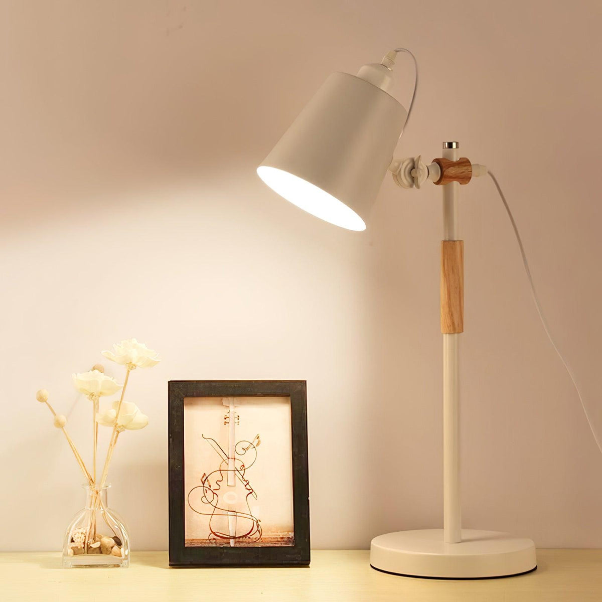 Lampe de bureau LED moderne avec touche de bois scandinave