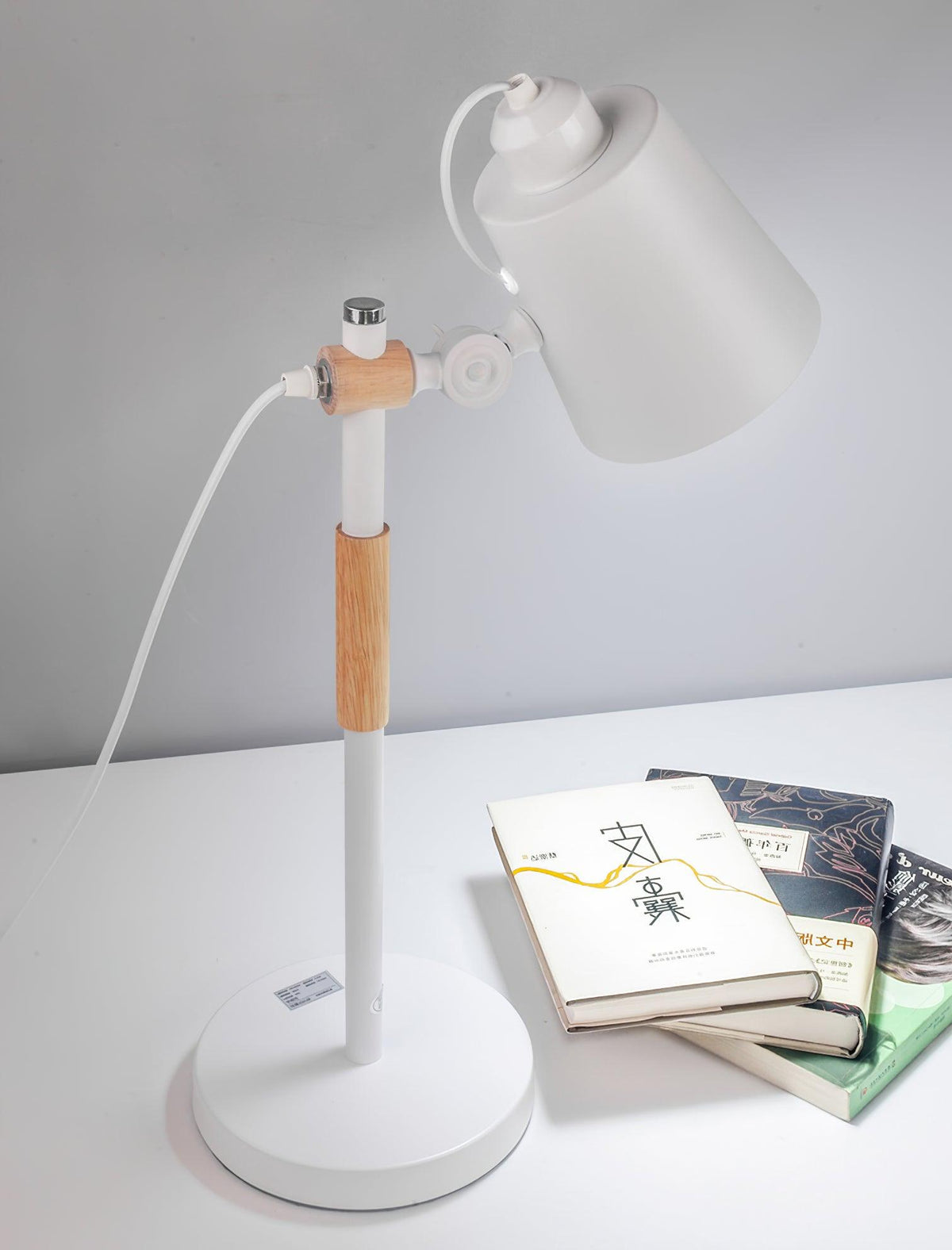 Lampe de bureau LED moderne avec touche de bois scandinave