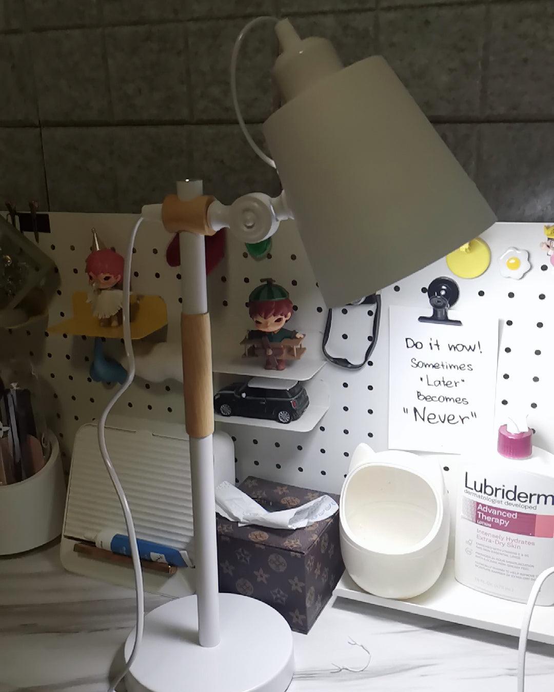 Lampe de bureau LED moderne avec touche de bois scandinave