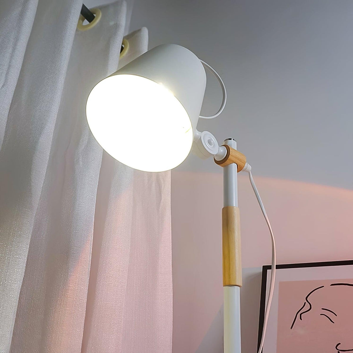 Lampe de bureau LED moderne avec touche de bois scandinave