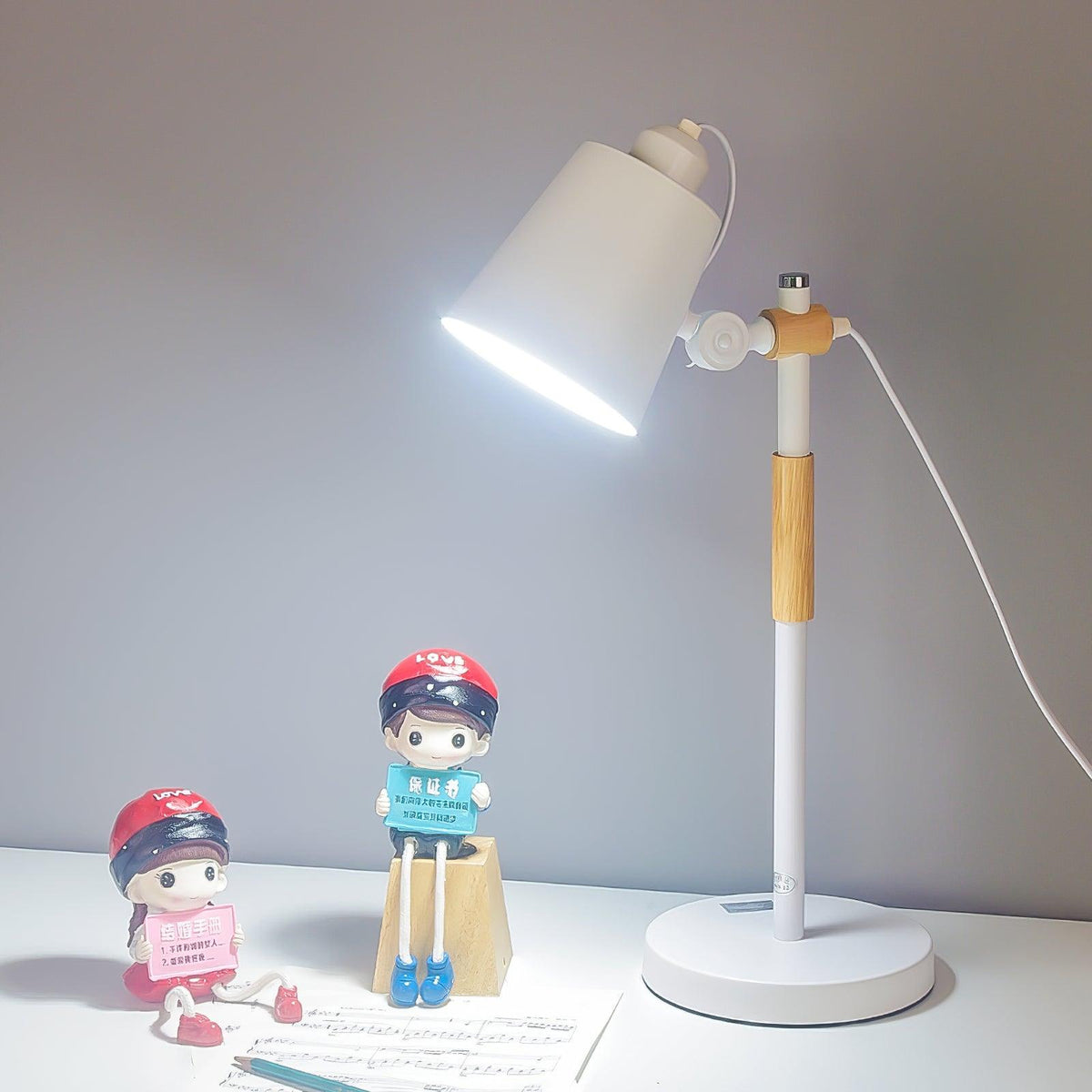 Lampe de bureau LED moderne avec touche de bois scandinave