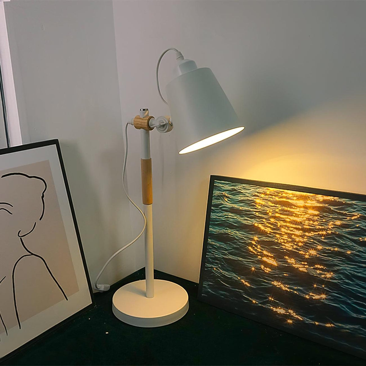 Lampe de bureau LED moderne avec touche de bois scandinave
