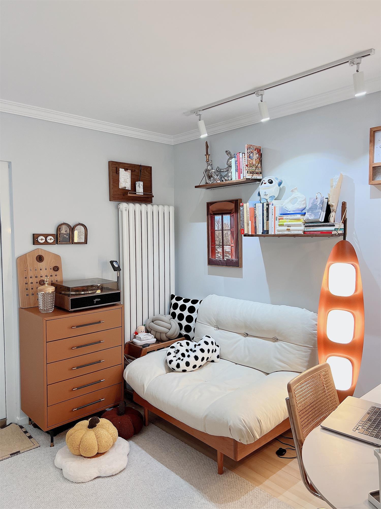 Floor Lamp with Wooden Body and Integrated Light Panels