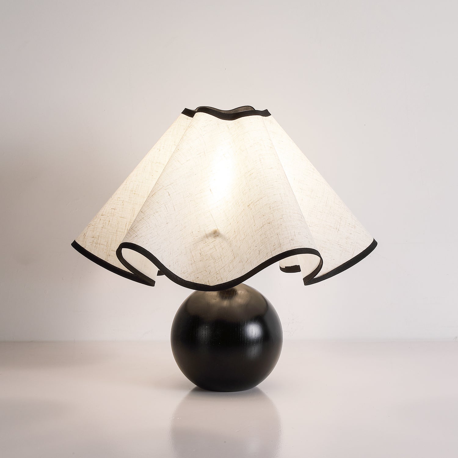 Elegant Wave Shade Table Lamp