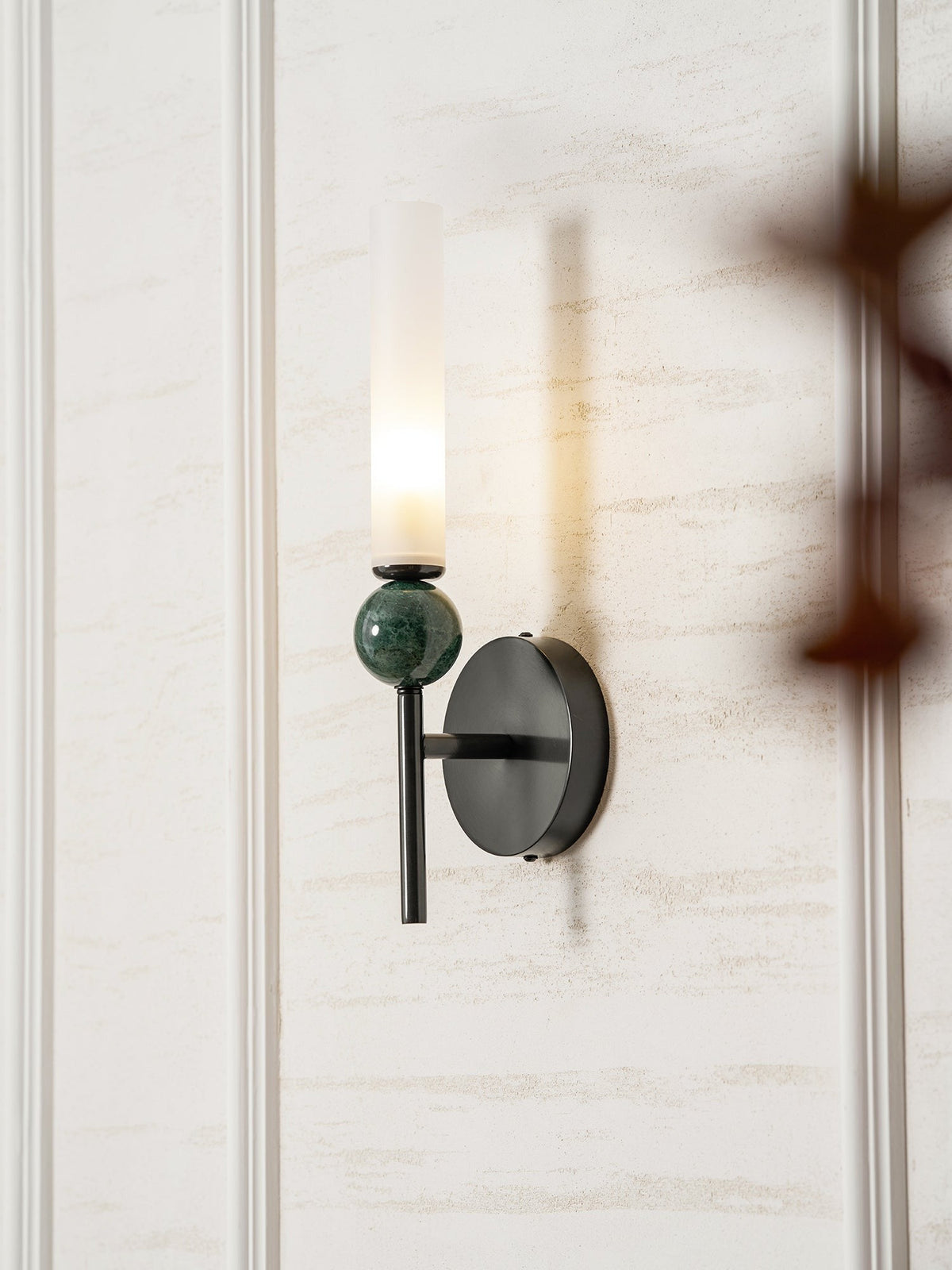 Applique murale moderne en marbre avec cadre en laiton massif