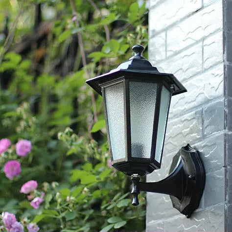 Buiten Wandlantaarn Met Bewegingssensor En Zwart Metalen Frame