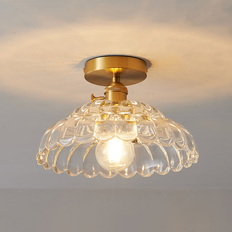 Élégant plafonnier en verre pour créer une ambiance dans la chambre