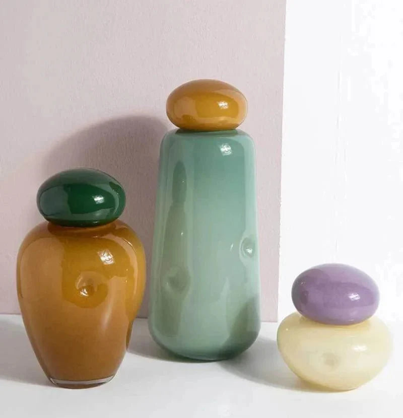 Ornement de Noël en verre coloré avec galets empilés