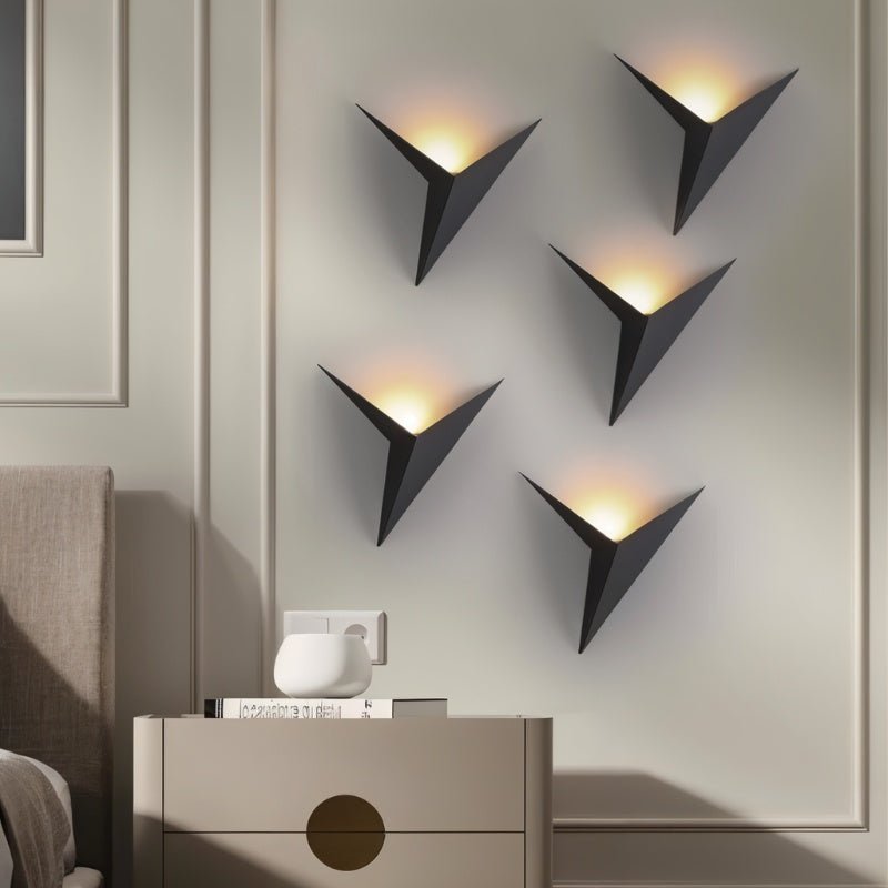 Applique murale métallique minimaliste avec motif étoilé à trois pointes
