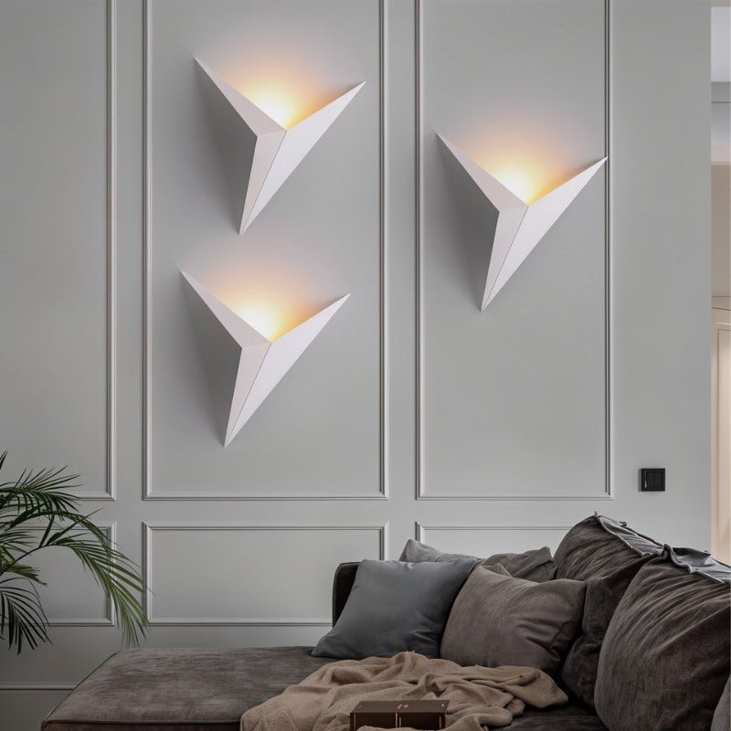Applique murale métallique minimaliste avec motif étoilé à trois pointes
