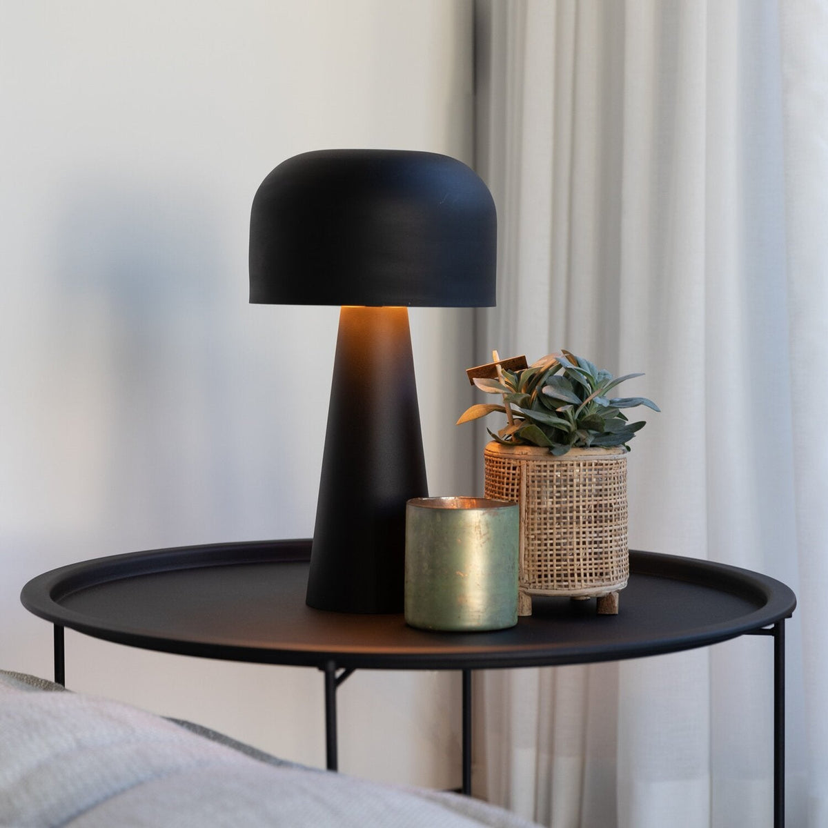 Lampe de table moderne en métal noir pour chambre et salon