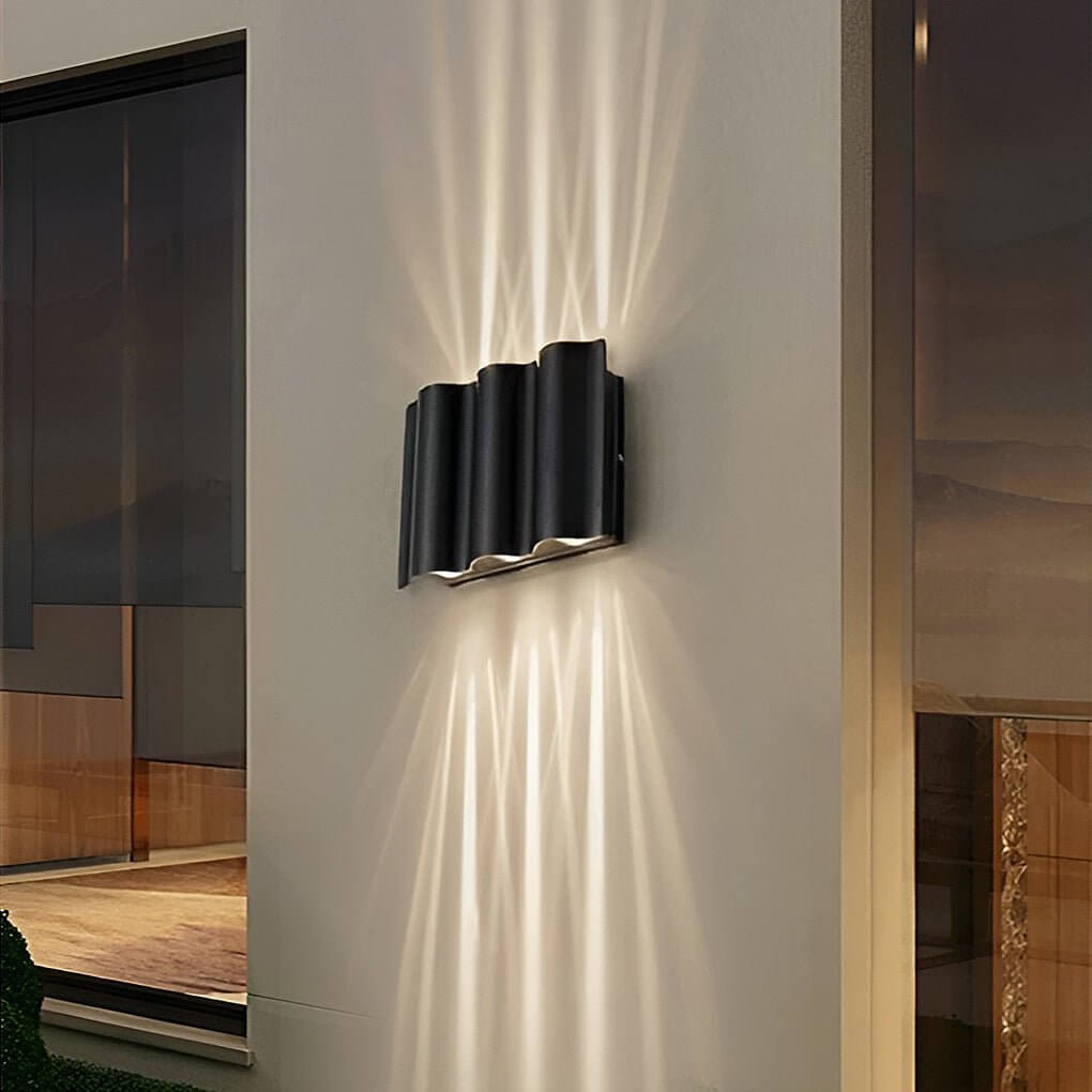 Moderne zwarte wandlamp met golfdesign voor buitenverlichting in de tuin