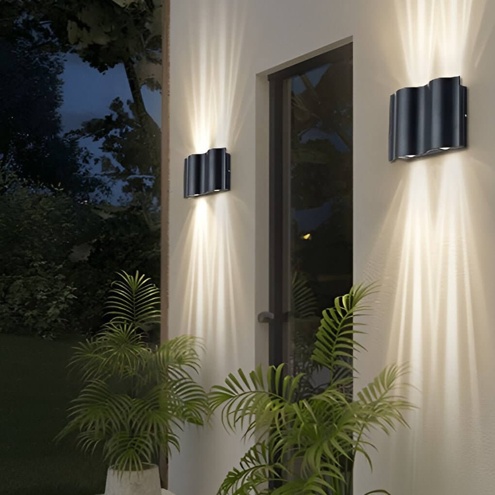Moderne zwarte wandlamp met golfdesign voor buitenverlichting in de tuin