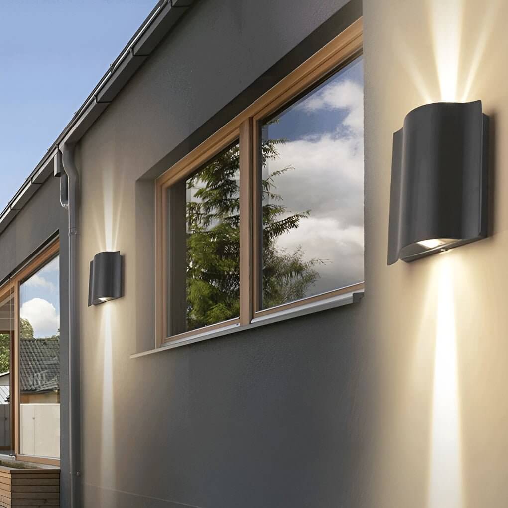 Moderne zwarte wandlamp met golfdesign voor buitenverlichting in de tuin