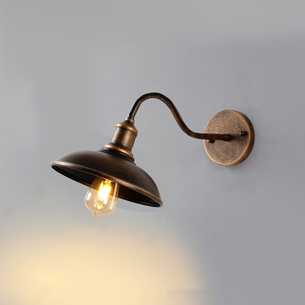 Industriële metalen buitenwandlamp met gebogen tuinlantaarn