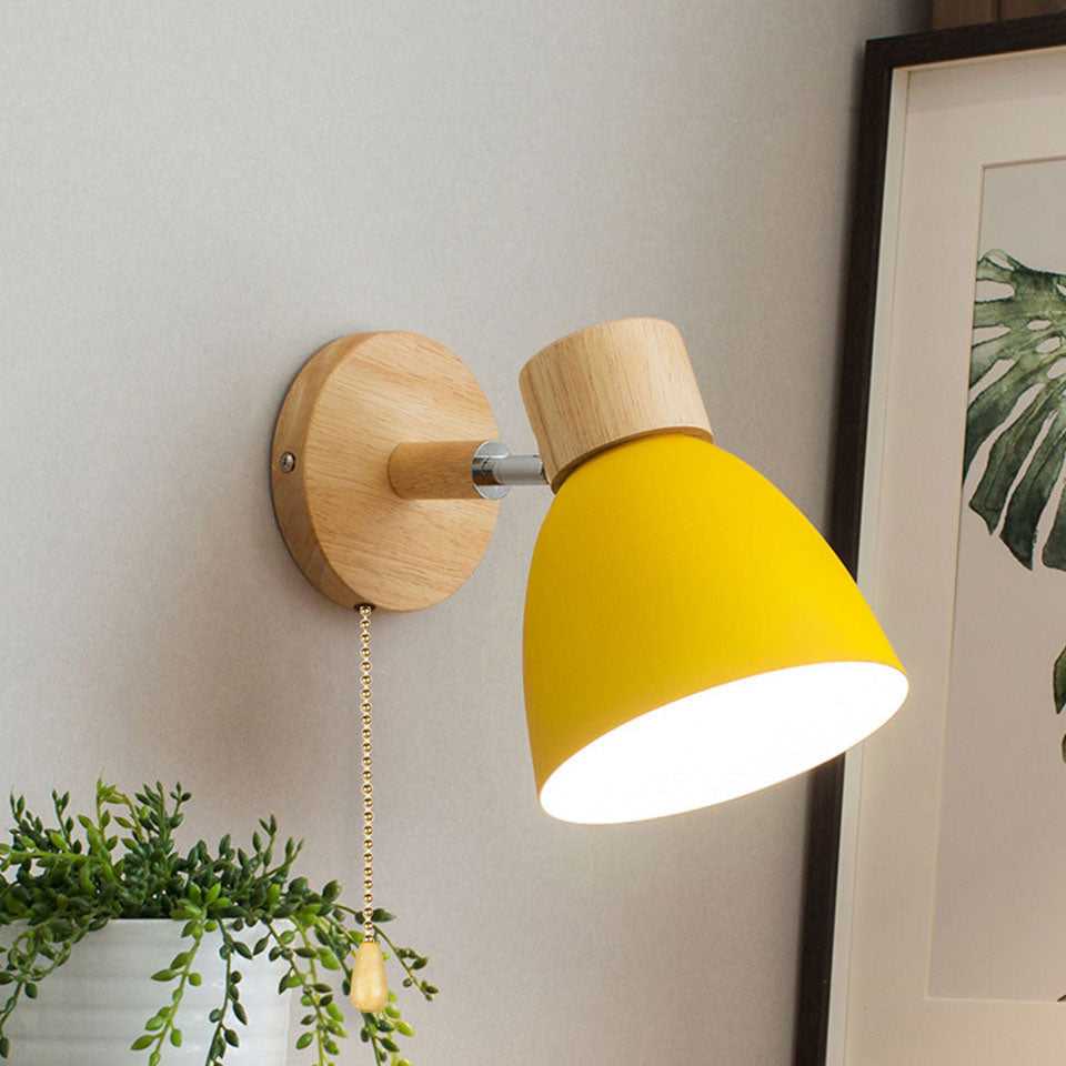 Wandlamp met houten bevestiging en metalen kegelvormige kap