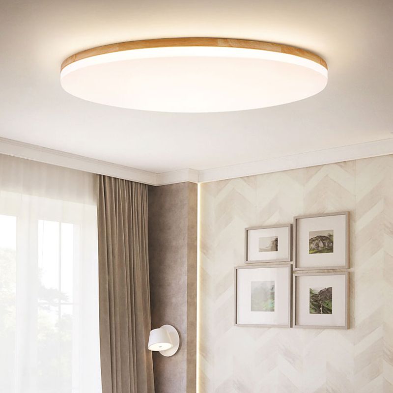 Plafonnier rond en bois à montage affleurant, avec une douce lumière d’ambiance