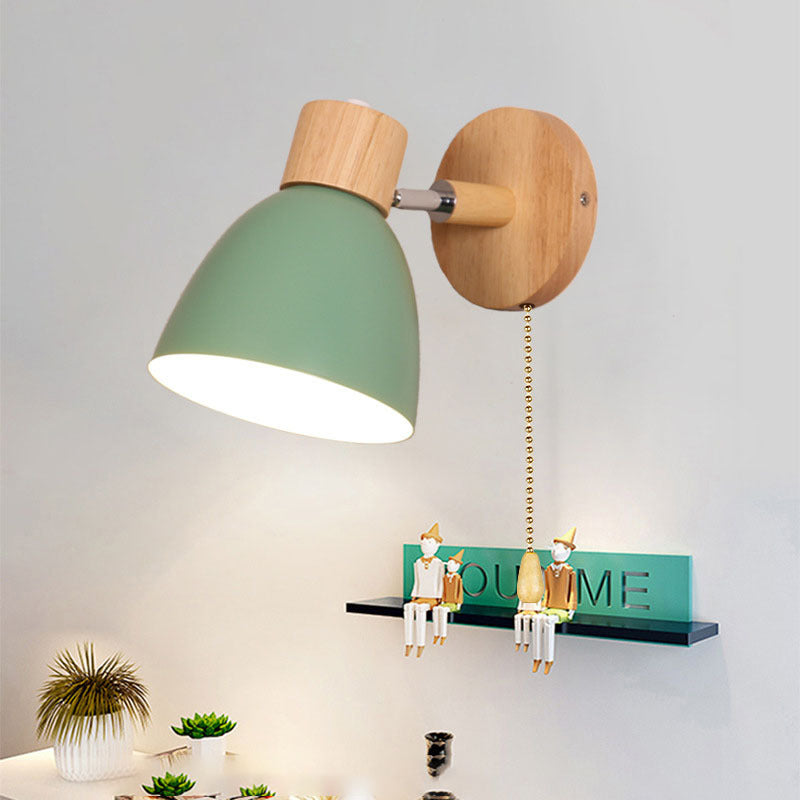 Wandlamp met houten bevestiging en metalen kegelvormige kap