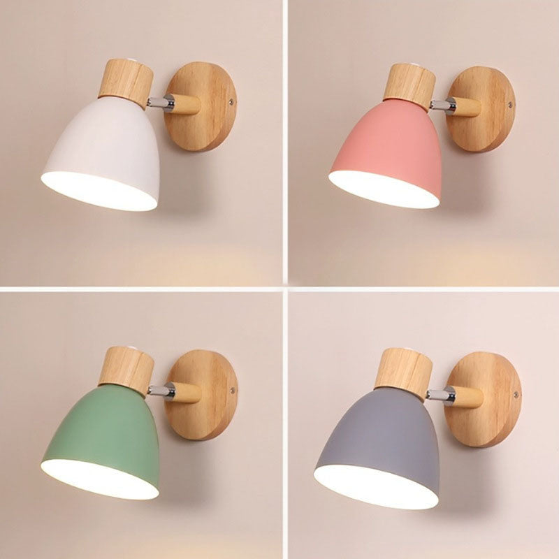Wandlamp met houten bevestiging en metalen kegelvormige kap