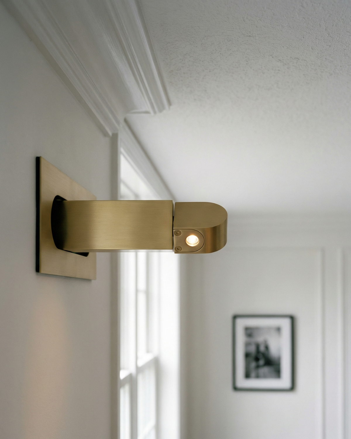 Applique murale minimaliste pour chambre avec lumière d’ambiance ciblée