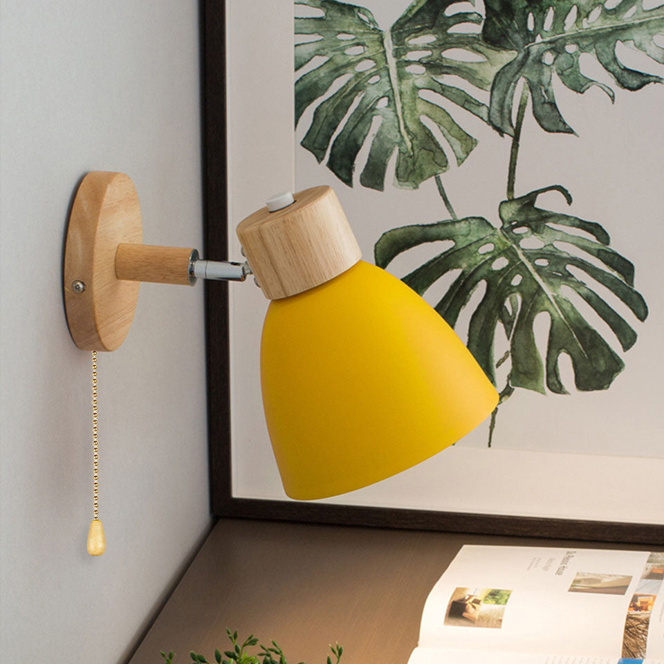 Wandlamp met houten bevestiging en metalen kegelvormige kap