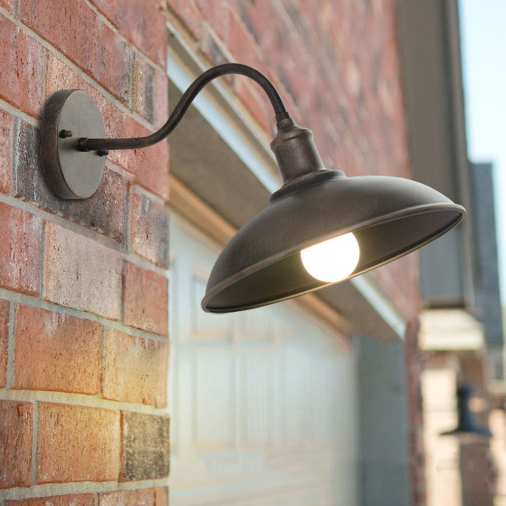 Industriële metalen buitenwandlamp met gebogen tuinlantaarn