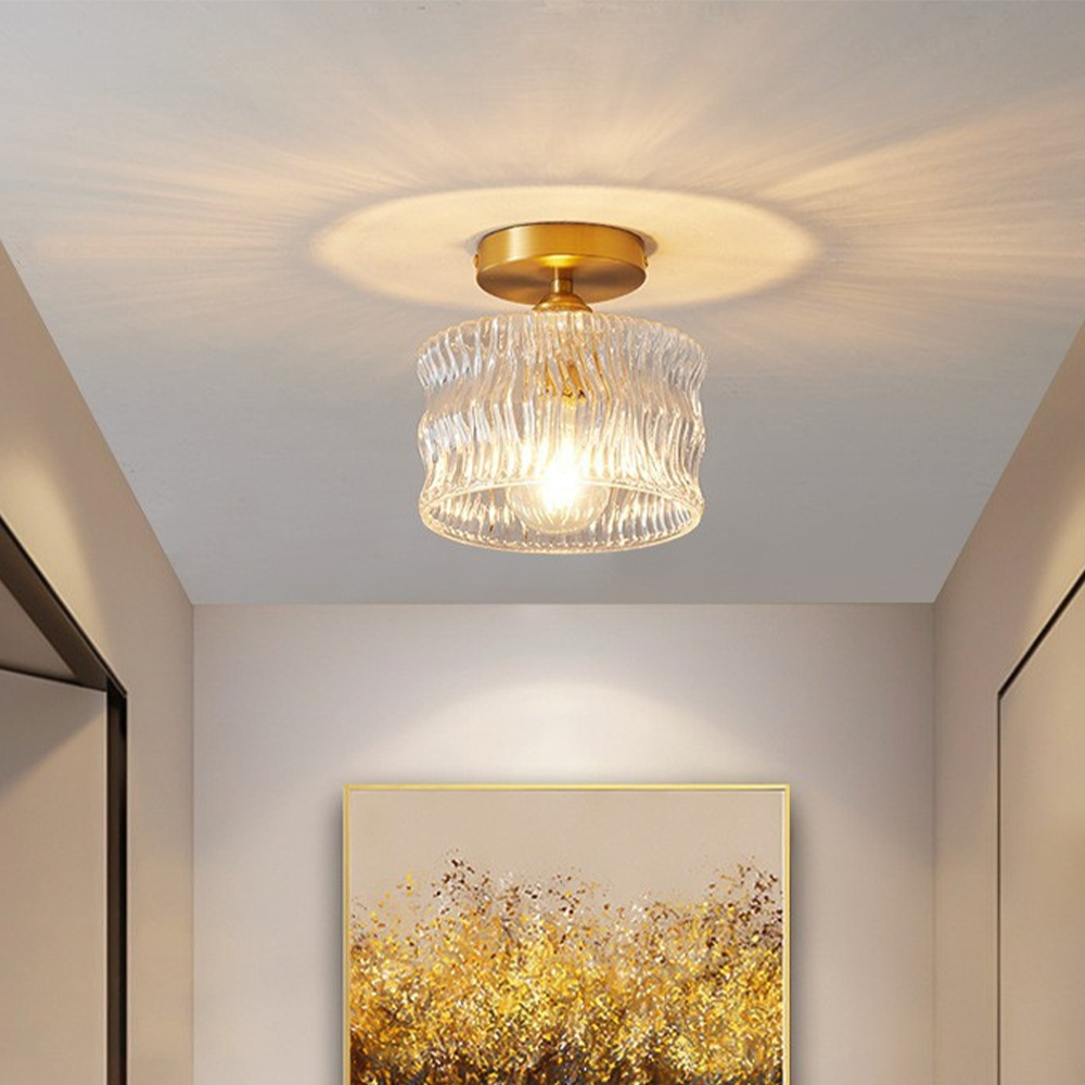 Élégant plafonnier en verre pour créer une ambiance dans la chambre