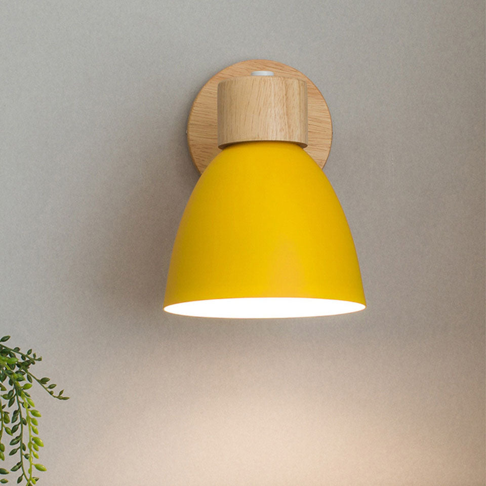 Wandlamp met houten bevestiging en metalen kegelvormige kap