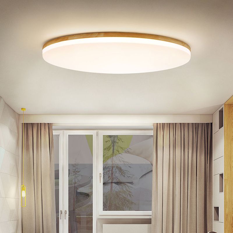 Plafonnier rond en bois à montage affleurant, avec une douce lumière d’ambiance