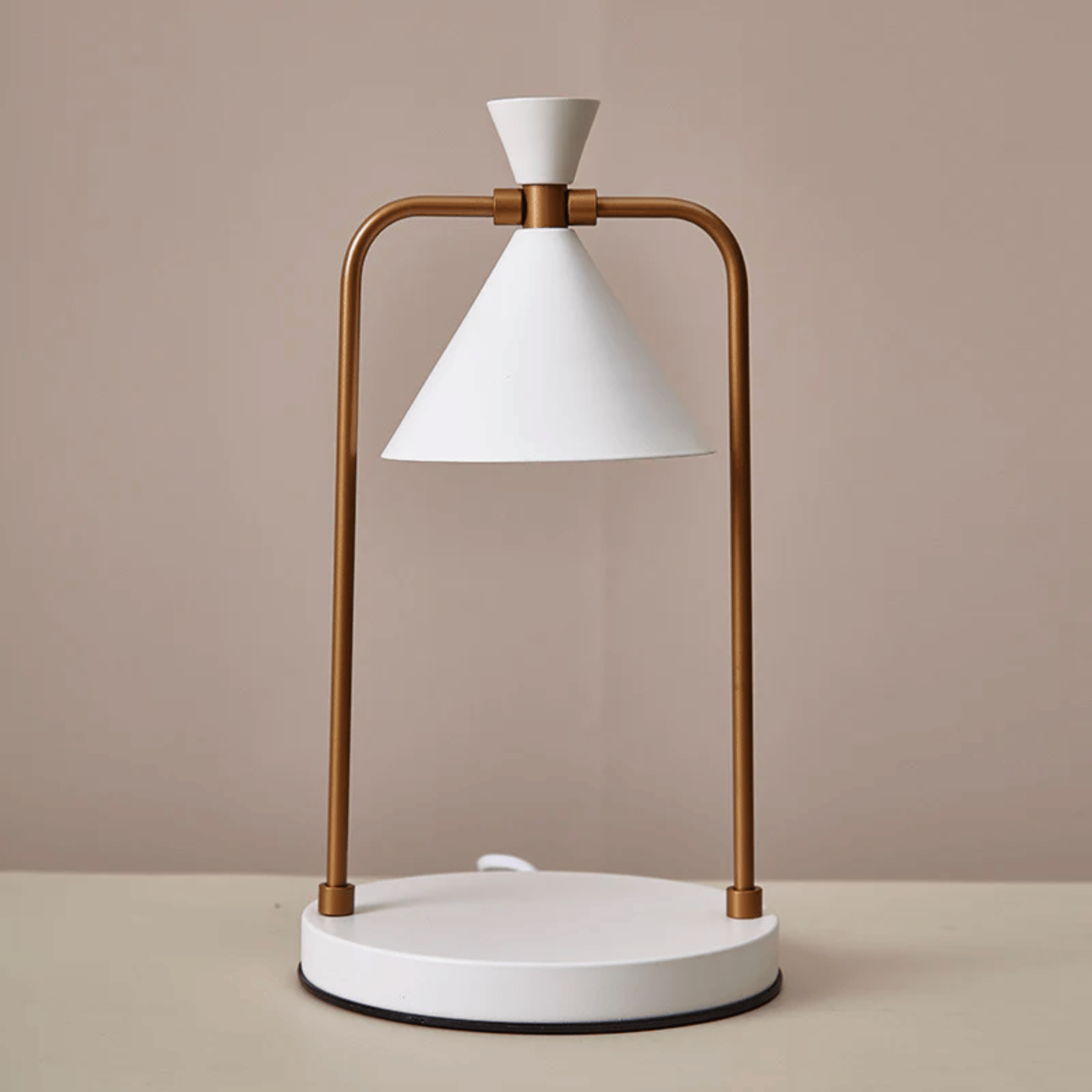 Elektrische Kaarsverwarmlamp met Metalen Frame en Kegelvormige Schaduw