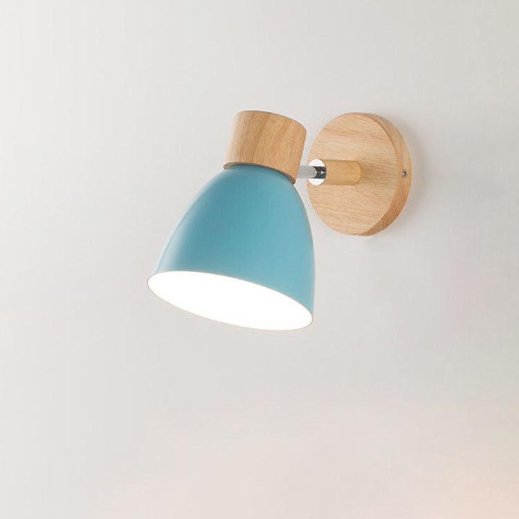 Wandlamp met houten bevestiging en metalen kegelvormige kap