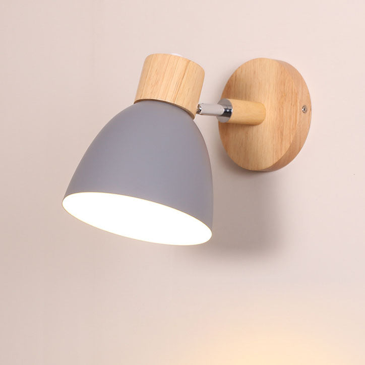 Wandlamp met houten bevestiging en metalen kegelvormige kap