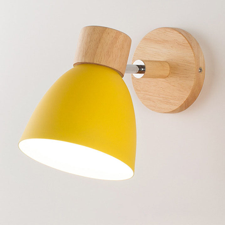 Wandlamp met houten bevestiging en metalen kegelvormige kap